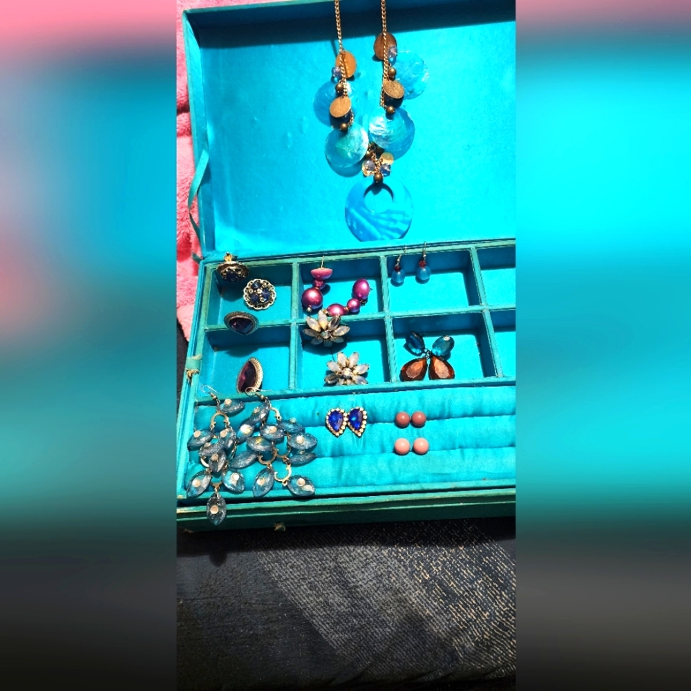 A women's turquoise shell necklace set